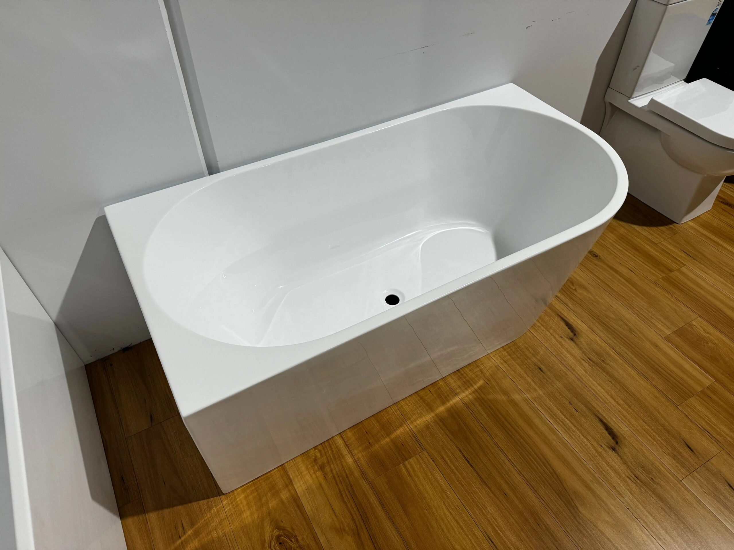 Milan Right Corner Bathtub Milan Right Corner Bathtub -HERA Bathware Sales Milan Right Corner Bathtub Best Bm 44057973 scaled